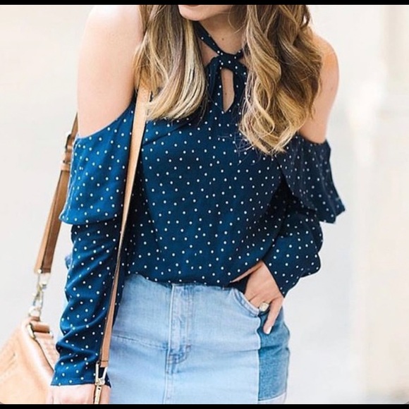 ✨4 for $20✨Cold Shoulder top - Picture 2 of 6